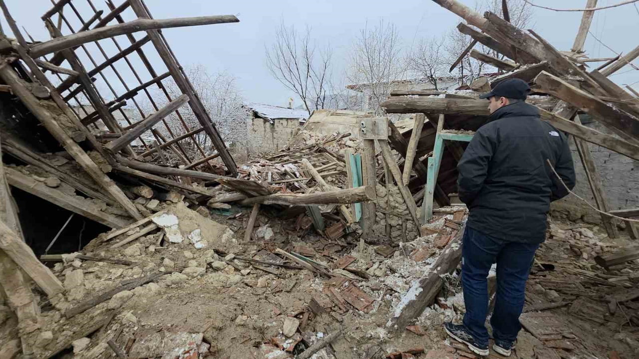 KÜTAHYA'DA İKİ KATLI ESKİ AHŞAP BİR EVİN ÇÖKMESİ SONUCU ENKAZ ALTINDA KALAN KİŞİ, EKİPLERİN...