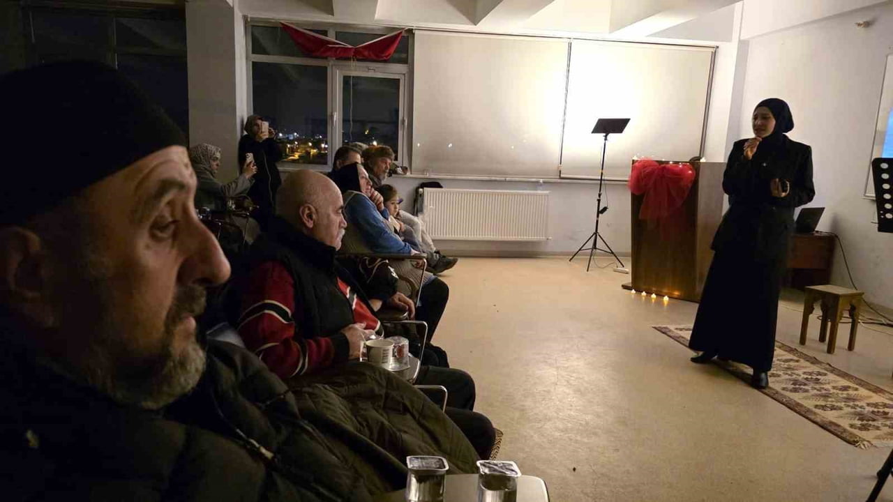 KÜTAHYA'DA "TÜRK GENCİNİN KALP ATIŞI" ŞİİR GECESİ DÜZENLENDİ