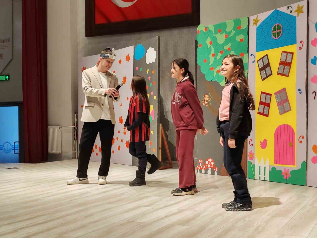 KÜTAHYA'DA "ZAMANDA AİLE YOLCULUĞU" ADLI ÇOCUK TİYATROSU SON KEZ SAHNELENDİ