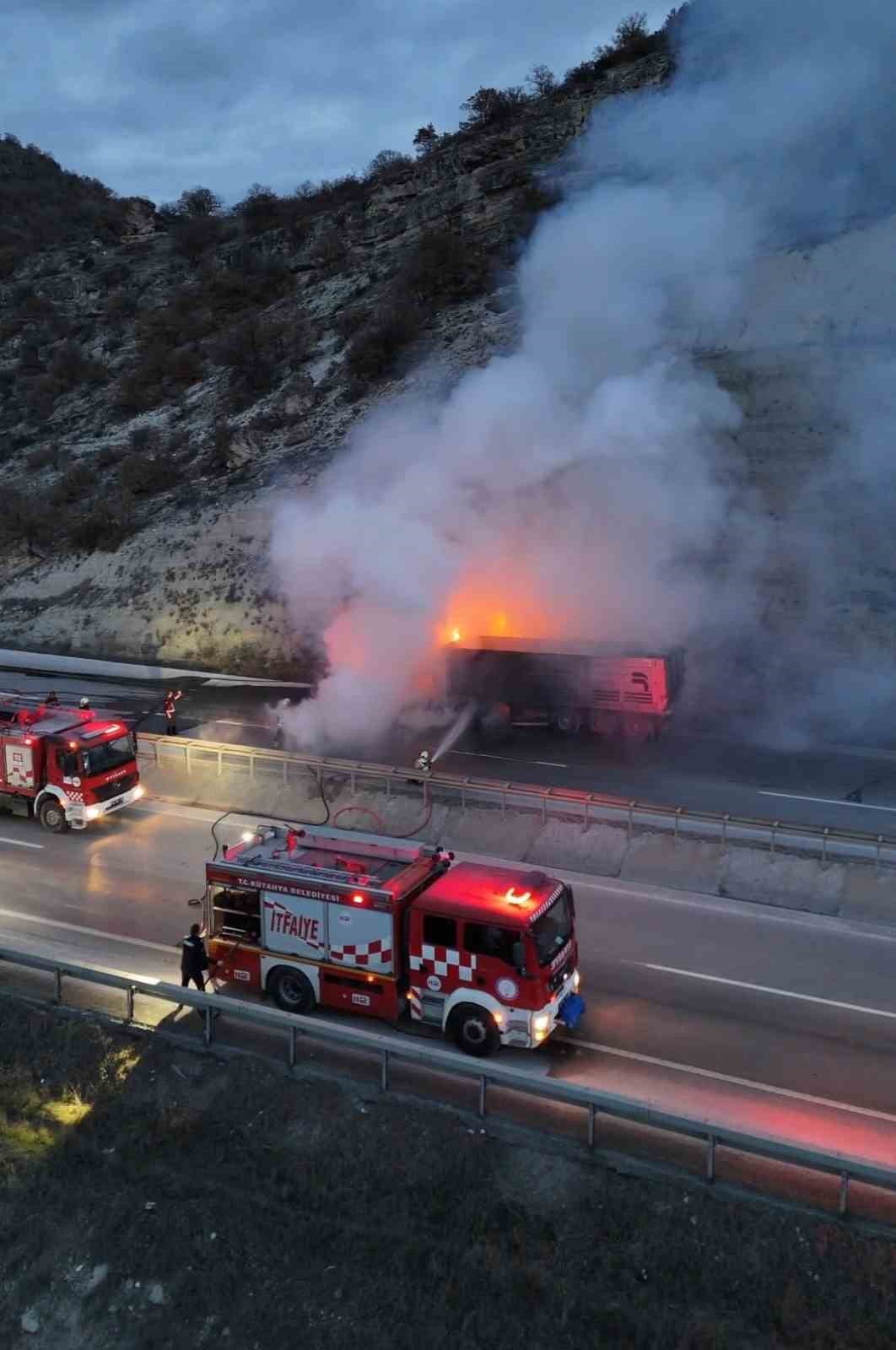 KÜTAHYA'DA SEYİR HALİNDEKİ TIR ALEVLERE TESLİM OLDU