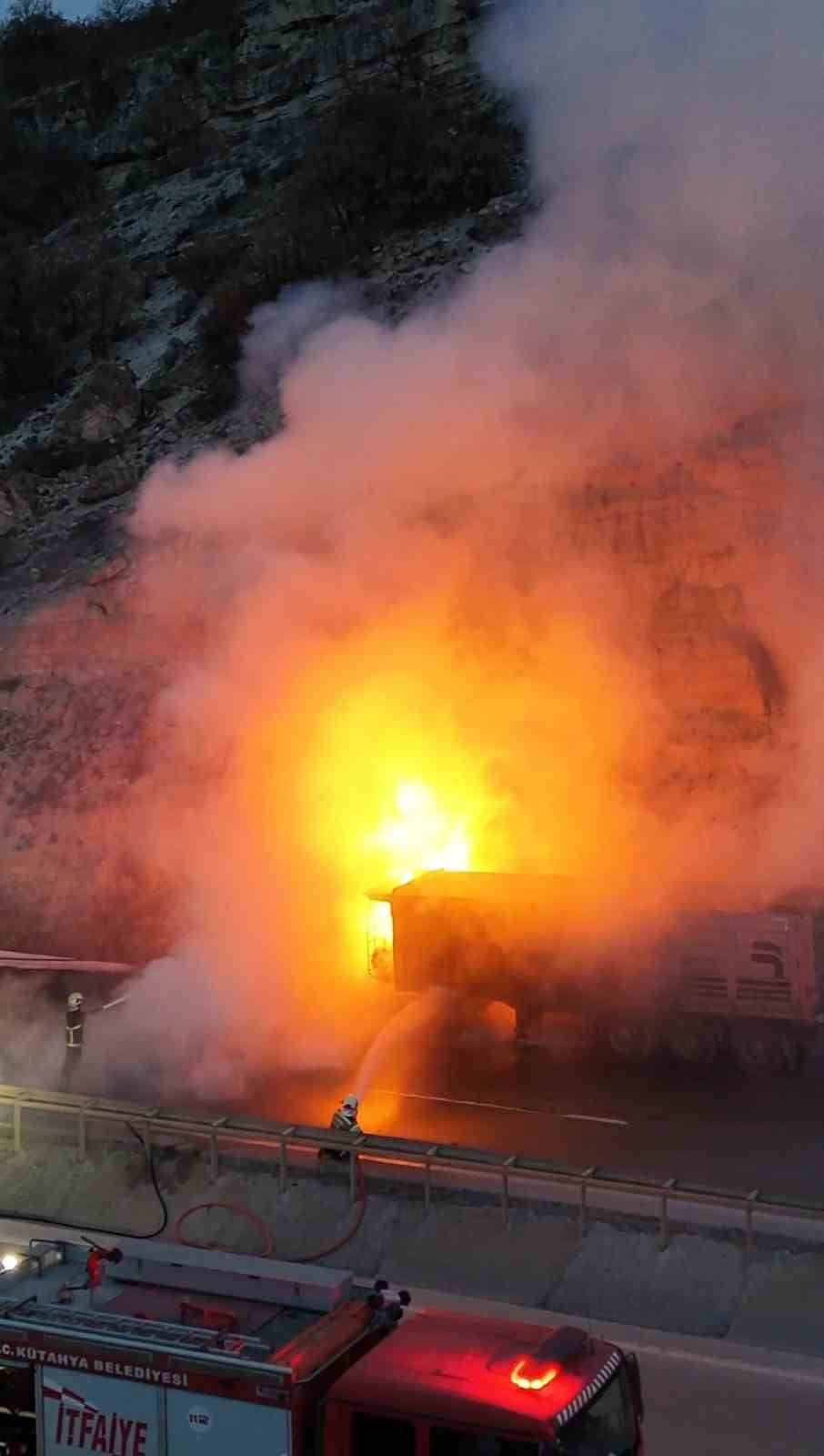 KÜTAHYA'DA SEYİR HALİNDEKİ TIR ALEVLERE TESLİM OLDU