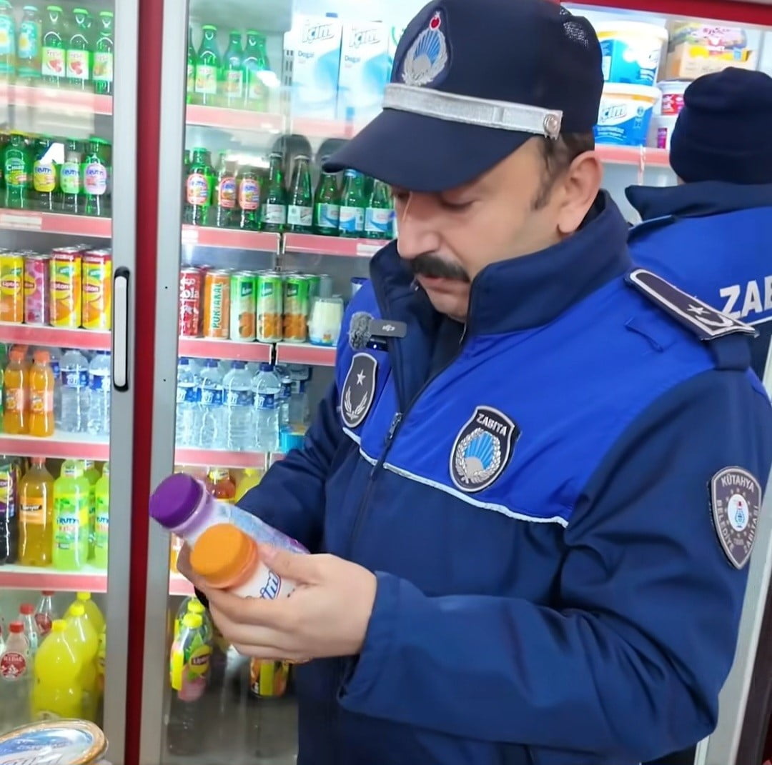 KÜTAHYA BELEDİYESİ ZABITA EKİPLERİ, OKUL ÇEVRELERİNDE DENETİMLERİNİ SÜRDÜRÜYOR