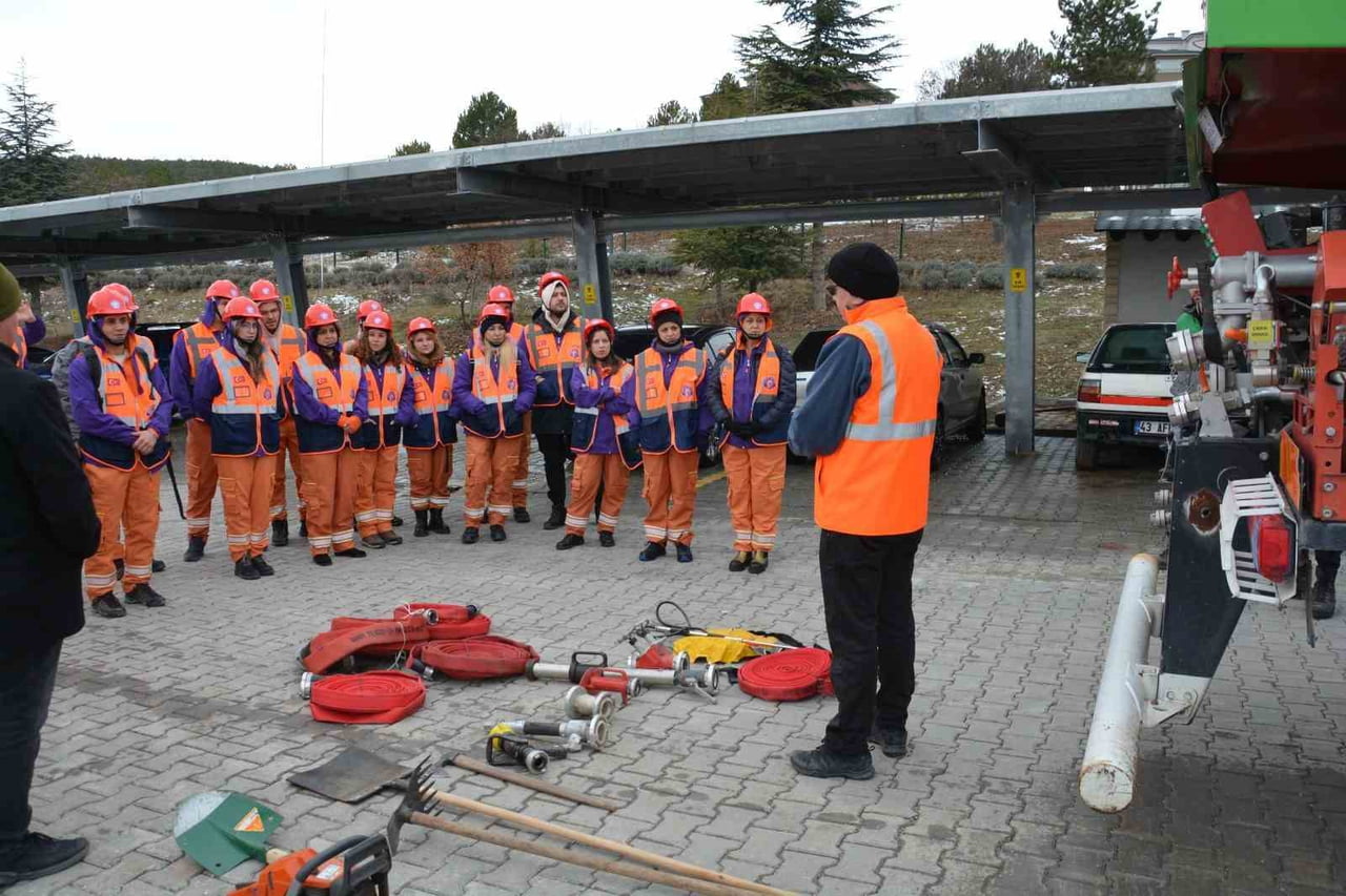 KÜTAHYA’DA ARAMA KURTARMA GÖNÜLLÜLERİNE ORMAN YANGINLARINA MÜDAHALE EĞİTİMİ