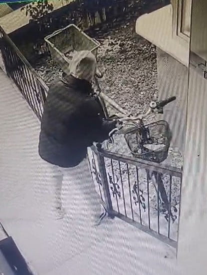 KÜTAHYA’DA GÜNDÜZ VAKTİ BİSİKLET HIRSIZLIĞI KAMERADA
