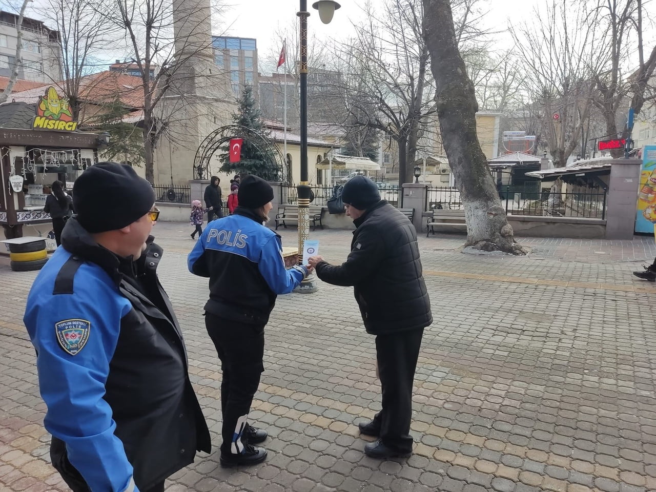 KÜTAHYA’DA SEMT PAZARLARINDA DOLANDIRICILIĞA KARŞI BİLGİLENDİRME ÇALIŞMASI