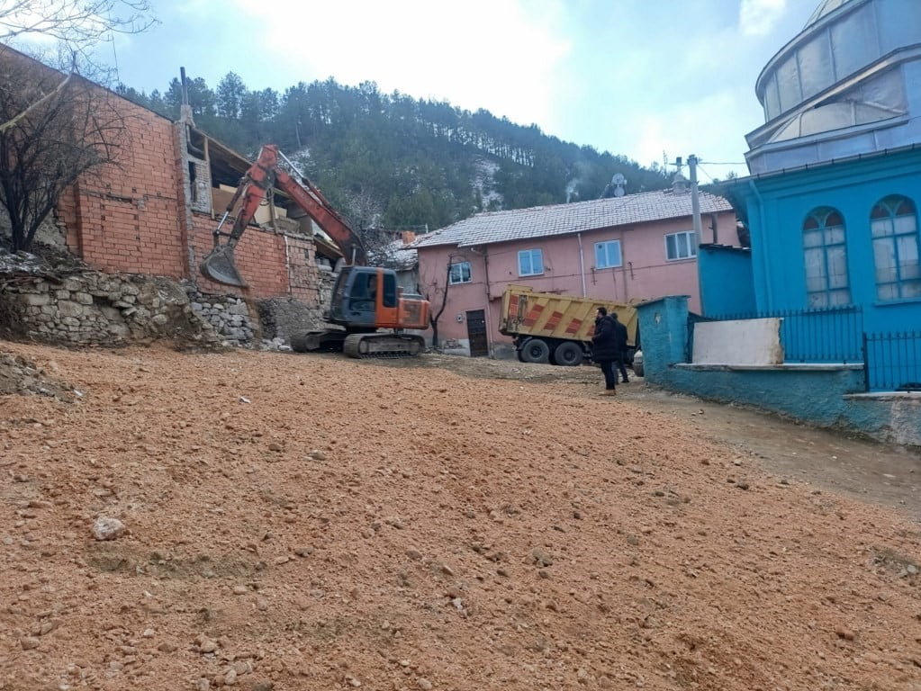 KÜTAHYA’DA TARİHİ CAMİNİN ÇEVRESİNDEKİ GÖRÜNTÜ KİRLİLİĞİ ORTADAN KALDIRILDI