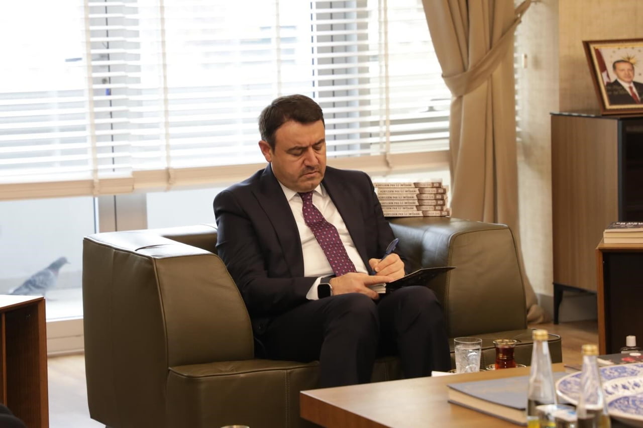 KÜTAHYA VALİSİ IŞIN, ÖĞRENCİLERİN PODCAST ÇALIŞMASINI DİNLEDİ