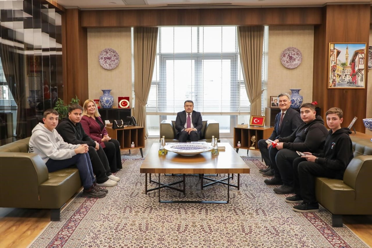 KÜTAHYA VALİSİ IŞIN, ÖĞRENCİLERİN PODCAST ÇALIŞMASINI DİNLEDİ