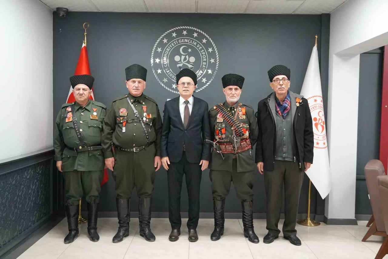 KUVAYİ MİLLİYE MÜCAHİTLER DERNEĞİ DÜZCE ŞUBE BAŞKANI ADEM ŞEKER VE DERNEK ÜYELERİ, DÜZCE GENÇLİK...