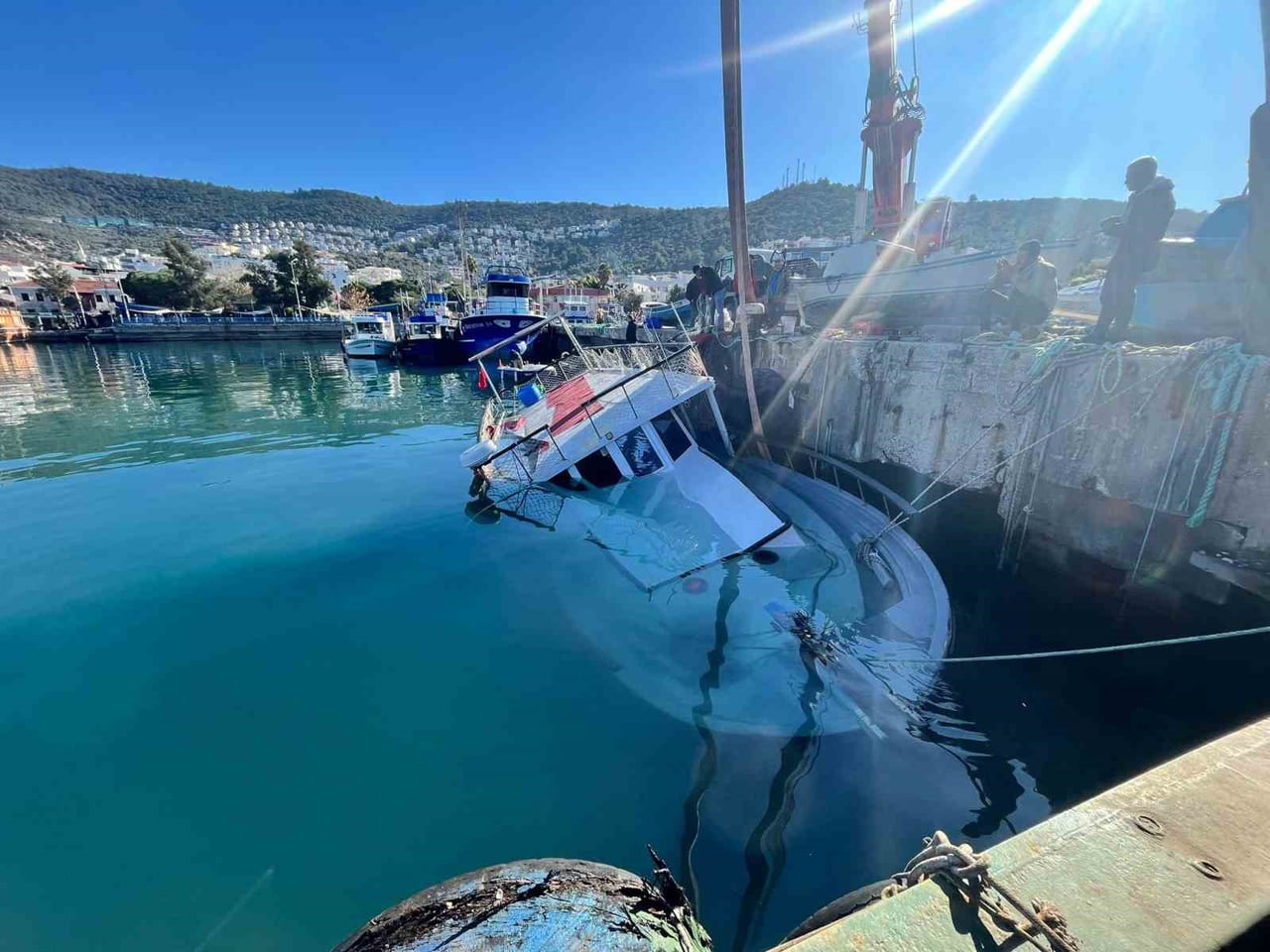 KUVVETLİ RÜZGAR GÜLLÜK’TE TEKNEYİ BATIRDI