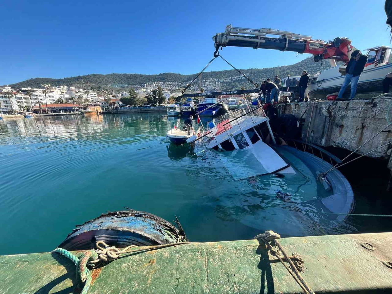 KUVVETLİ RÜZGAR GÜLLÜK’TE TEKNEYİ BATIRDI