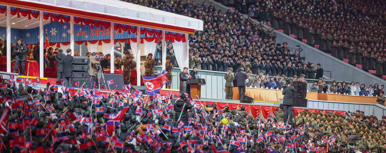 KUZEY KORE, YENİ YILA BAŞKENT PYONGYANG’DAKİ MAY DAY STADYUMU’NDA DÜZENLENEN GÖRKEMLİ BİR KUTLAMA...