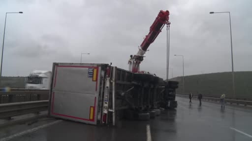 Kuzey Marmara Otoyolu'nda şiddetli fırtına nedeniyle iki tır devrildi