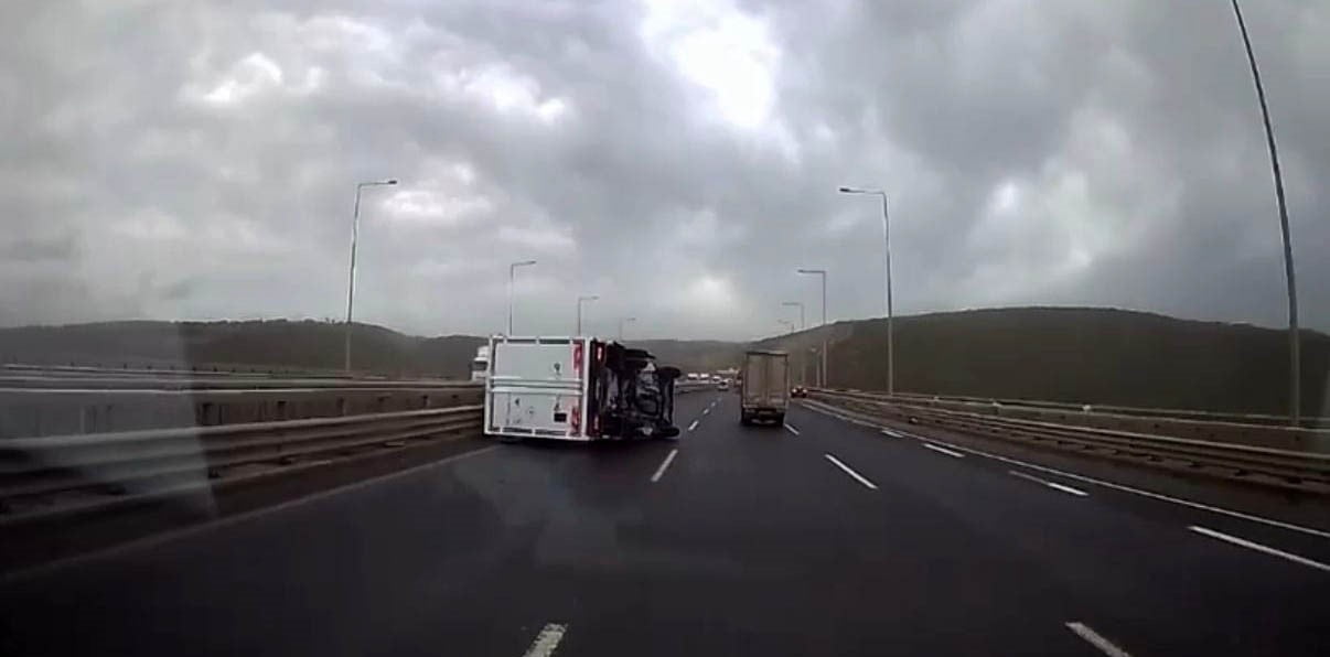 KUZEY MARMARA OTOYOLU'NUN KOCAELİ GEÇİŞİNDE SEYİR HALİNDEKİ KAMYONETİN FIRTINA NEDENİYLE...