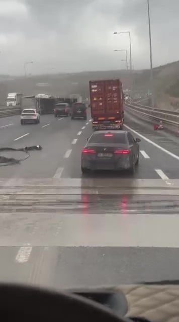 KUZEY MARMARA OTOYOLU'NUN KOCAELİ GEÇİŞİNDE SEYİR HALİNDEKİ TIRIN FIRTINA NEDENİYLE DEVRİLDİĞİ...