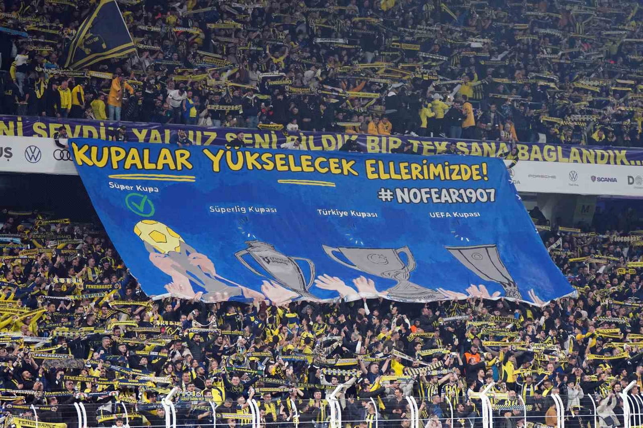 KUZEY TRİBÜNÜNDE ÜZERİNDE 'KUPALAR YÜKSELECEK ELLERİMİZDE' YAZILI VE TURKCELL SÜPER KUPA, TRENDYOL...