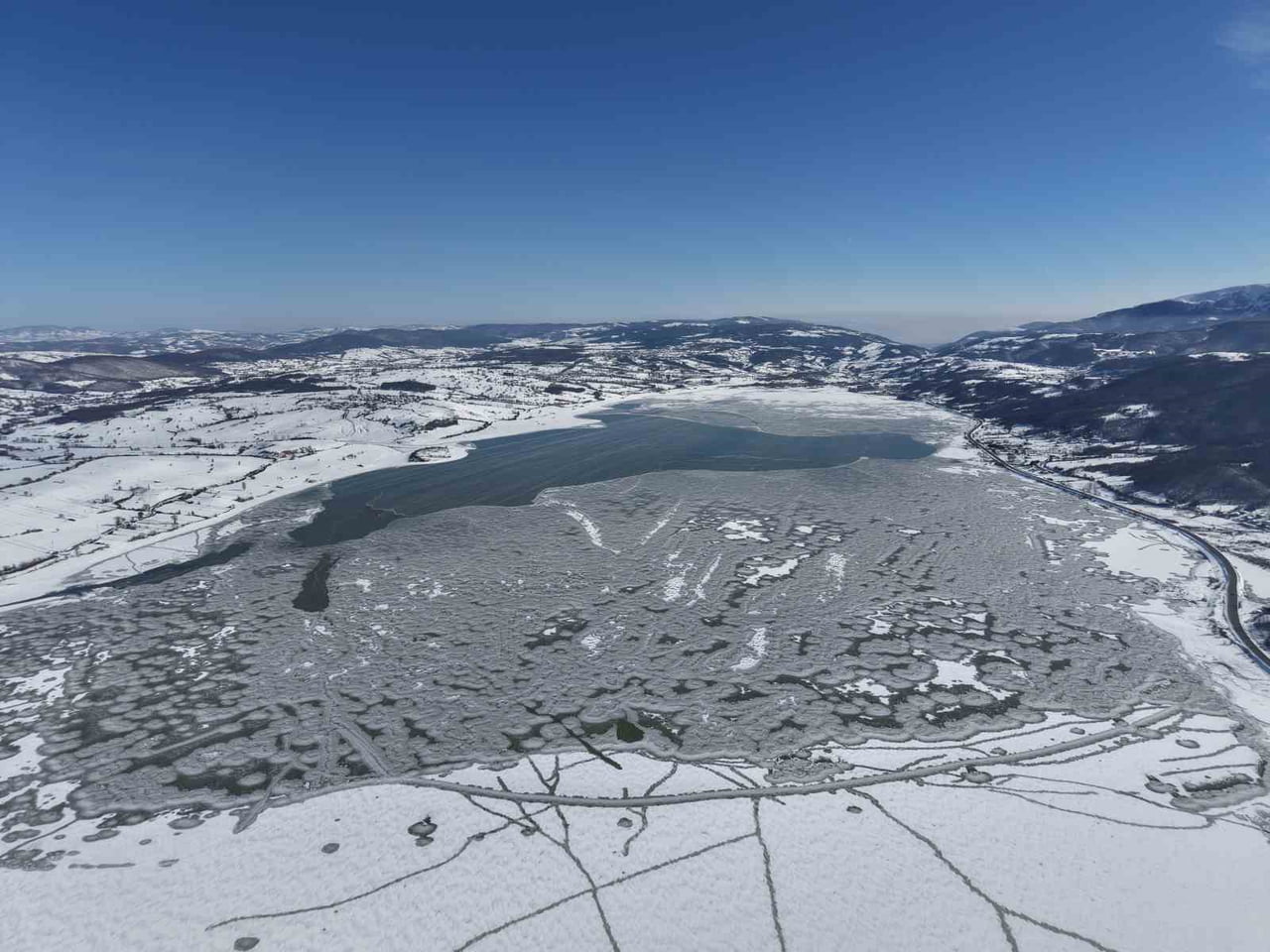 LADİK GÖLÜ, DONDURUCU SOĞUKLARIN ETKİSİYLE BUZ TUTTU. SON GÜNLERDE ETKİLİ OLAN KAR YAĞIŞI İSE UZUN...