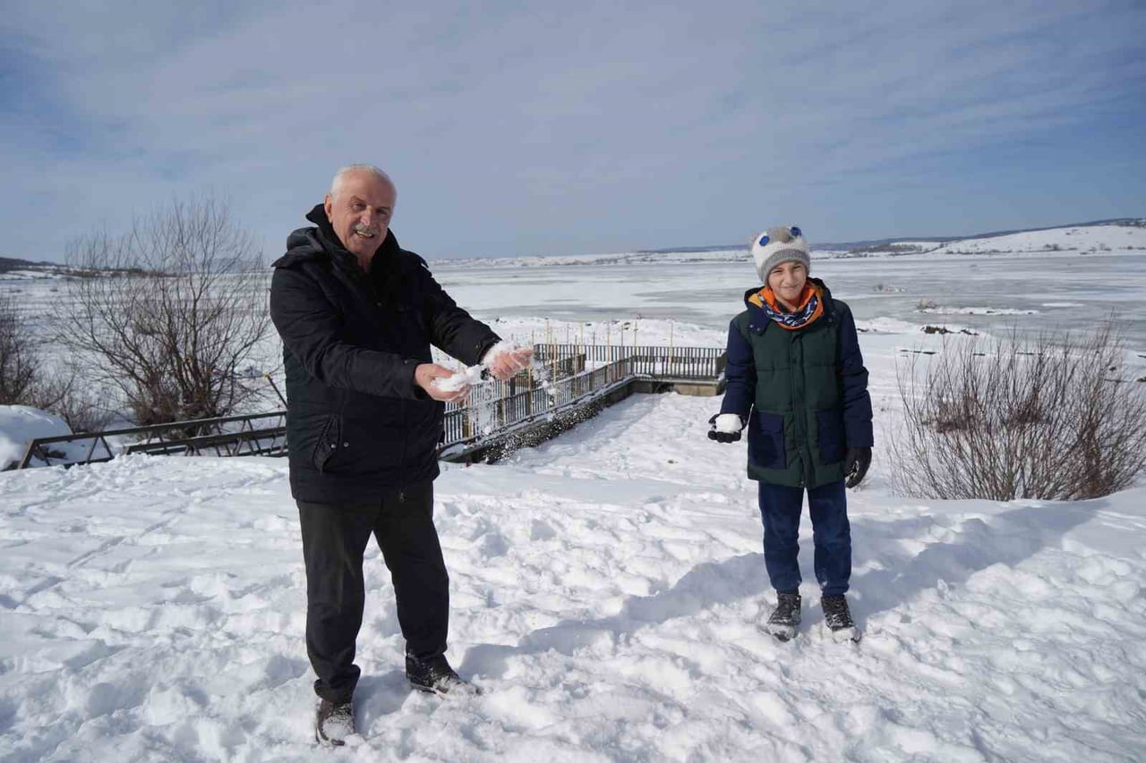 LADİK GÖLÜ, DONDURUCU SOĞUKLARIN ETKİSİYLE BUZ TUTTU. SON GÜNLERDE ETKİLİ OLAN KAR YAĞIŞI İSE UZUN...