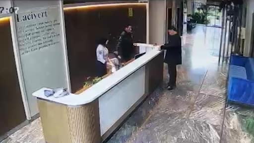 Lüks siteye getirilen kargo paketinin bomba gibi patladığı anların görüntüsü ortaya...