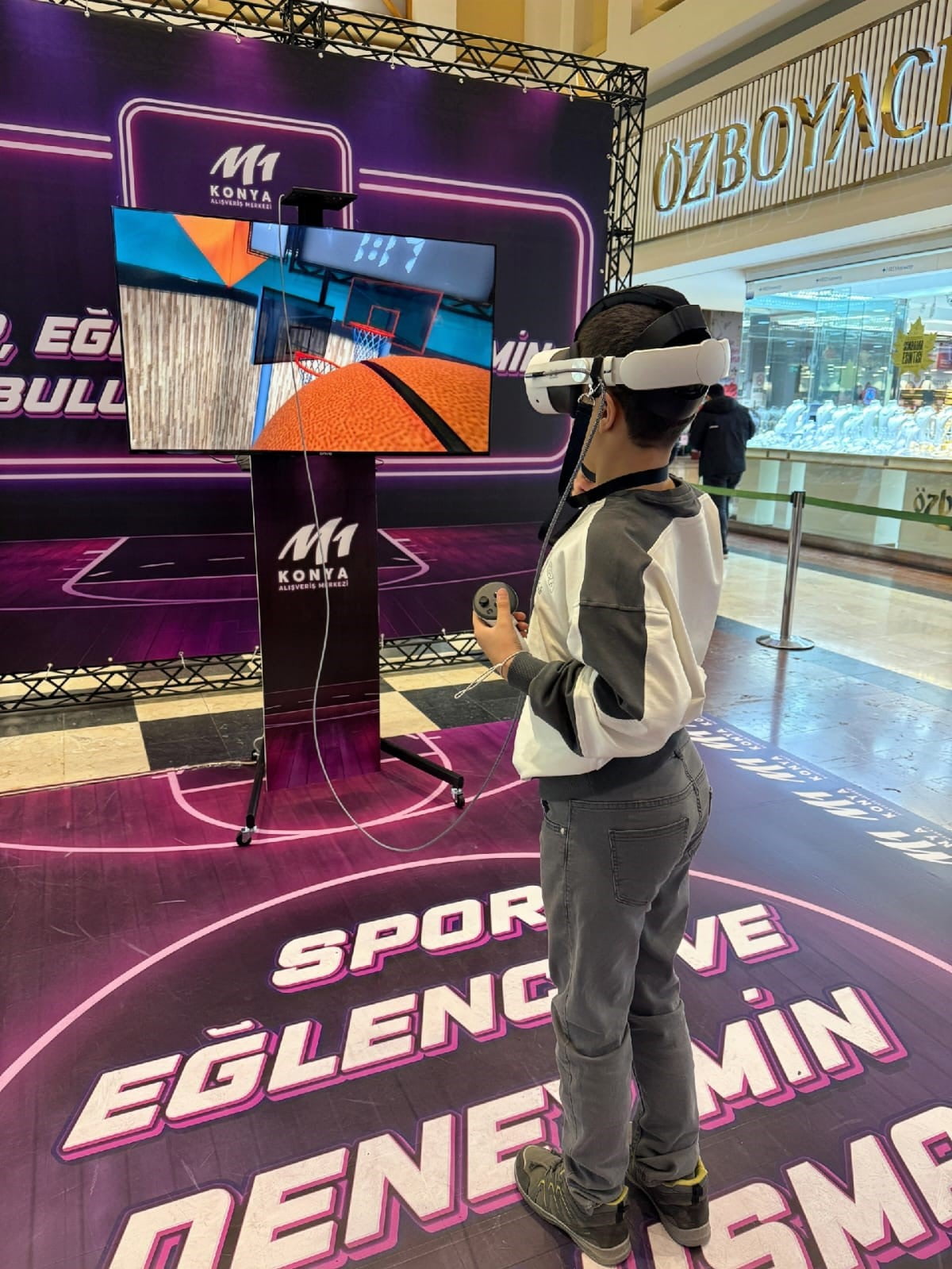 M1 KONYA AVM, YENİ YIL ÖNCESİ DÜZENLEDİĞİ VR BASKETBOL ETKİNLİĞİ İLE ZİYARETÇİLERİNİ SANAL...
