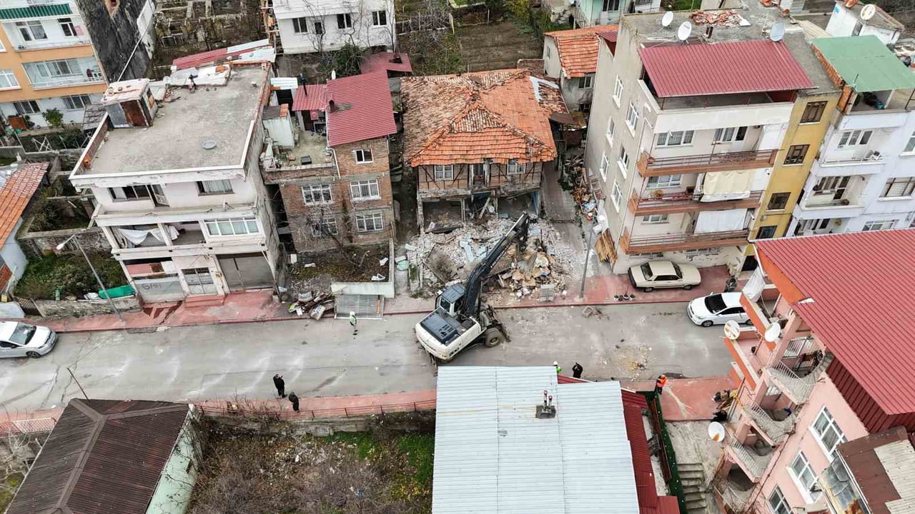 MAHALLELERDE GÜVENLİK VE ÇEVRE RİSKİ OLUŞTURAN, ESTETİK GÖRÜNÜMÜ BOZAN METRUK YAPILARIN YIKIM...