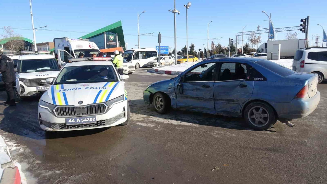 MALATYA'DA İKİ OTOMOBİLİN KARIŞTIĞI TRAFİK KAZASINDA 2 KİŞİ YARALANDI.