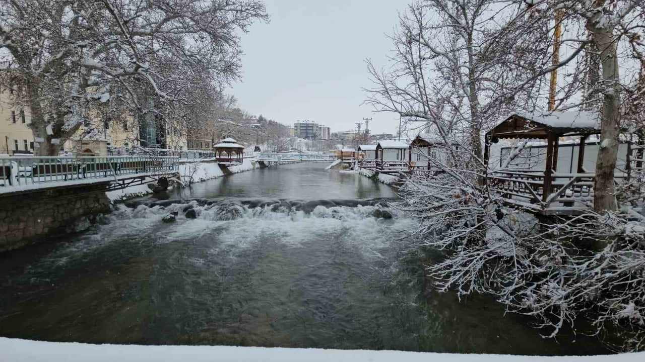 MALATYA'DA KIRSALDA KAR KALINLIĞI 30 SANTİMETREYİ BULDU