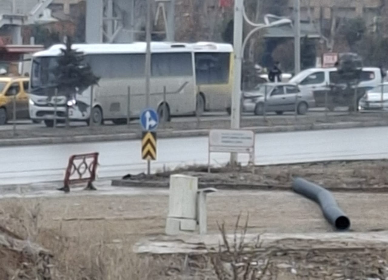 MALATYA'DA OTOBÜS İLE OTOMOBİL ÇARPIŞTI: 2 YARALI