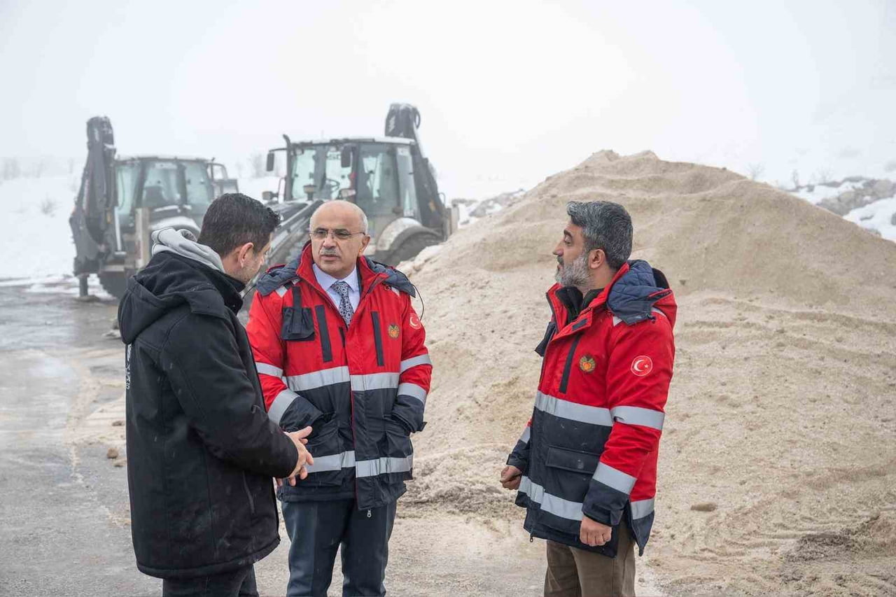 MALATYA BÜYÜKŞEHİR BELEDİYE BAŞKANI SAMİ ER, KENTTE ETKİLİ OLAN KAR YAĞIŞI SONRASI TOKİ KARAGÖZ'DE...