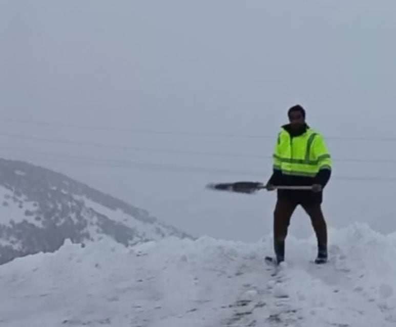 MALATYA’DA 2 BİN RAKIMDA DAM ÜSTLERİNDE KAR MESAİSİ