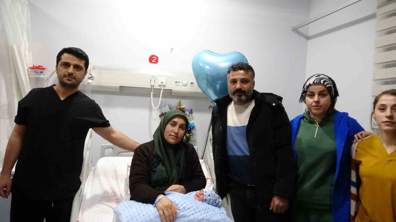 MALATYA’DA 2026 YILININ İLK DAKİKALARINDA DÜNYAYA ‘MERHABA’ DİYEN BEBEĞE MUHAMMET ALİ İSMİ...