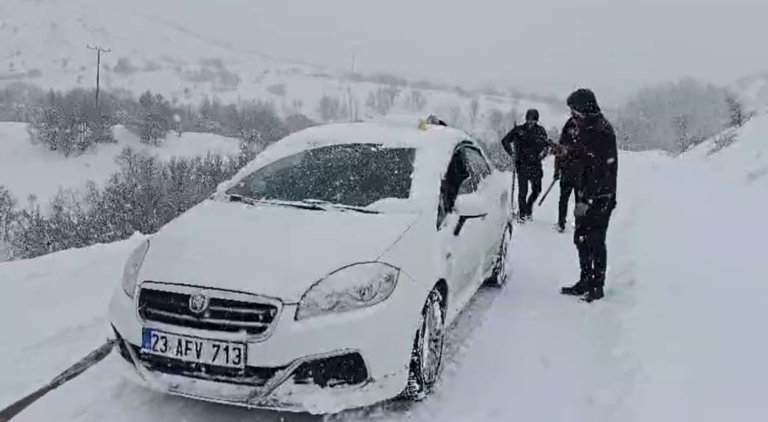 MALATYA’DA KARDAN YOLDA KALAN ARAÇ VE HASTA VATANDAŞLARIN İMDADINA BÜYÜKŞEHİR EKİPLERİ...