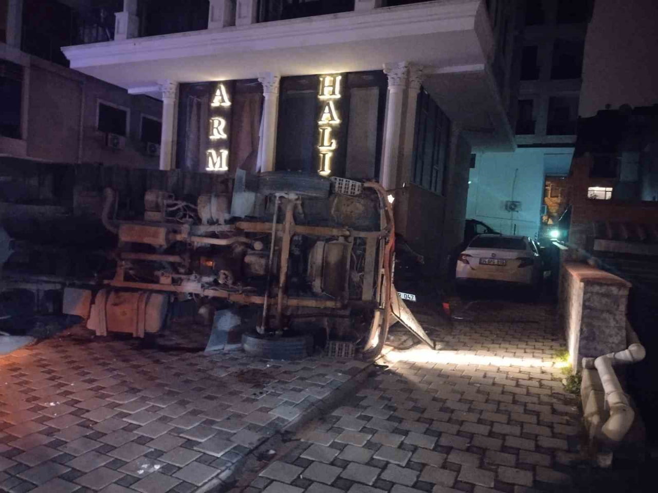 MALTEPE'DE MOLOZ YÜKLÜ KAMYONET OTOMOBİLİN ÜZERİNE DEVRİLDİ