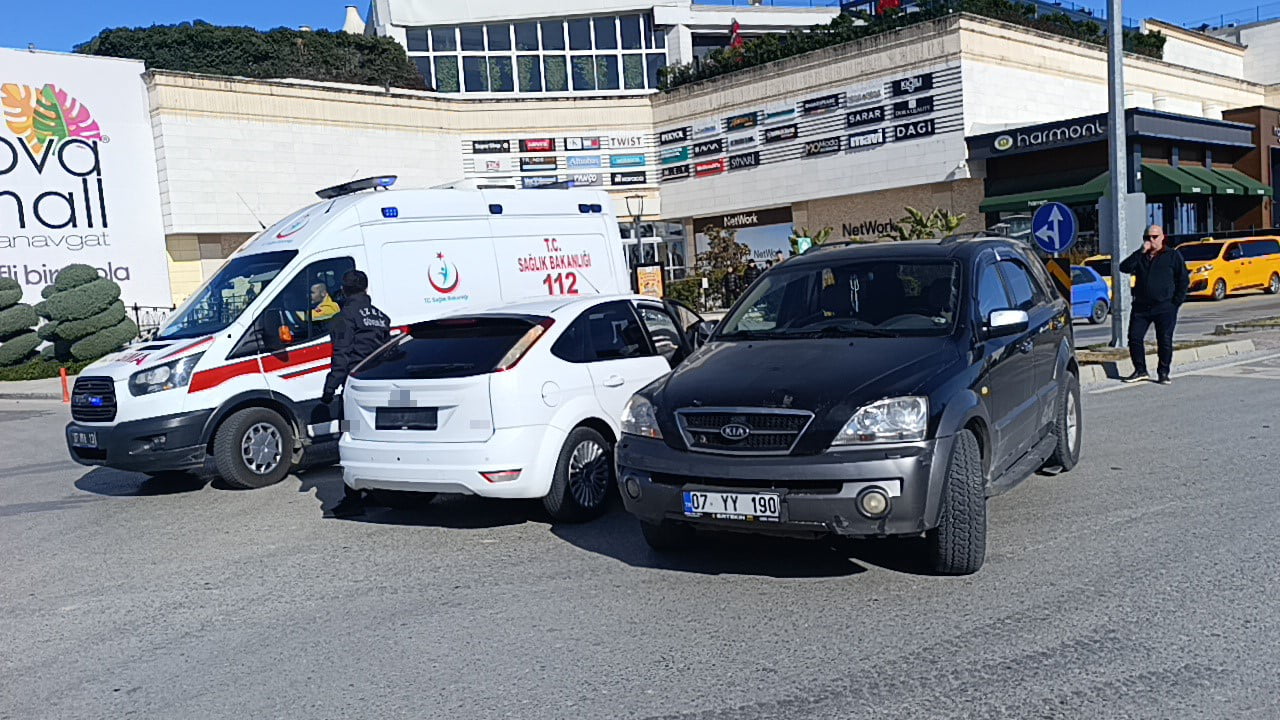 MANAVGAT İLÇESİNDE İKİ OTOMOBİLİN ÇARPIŞMASI SONUCU MEYDANA GELEN TRAFİK KAZASINDA AYNI AİLEDEN 3...