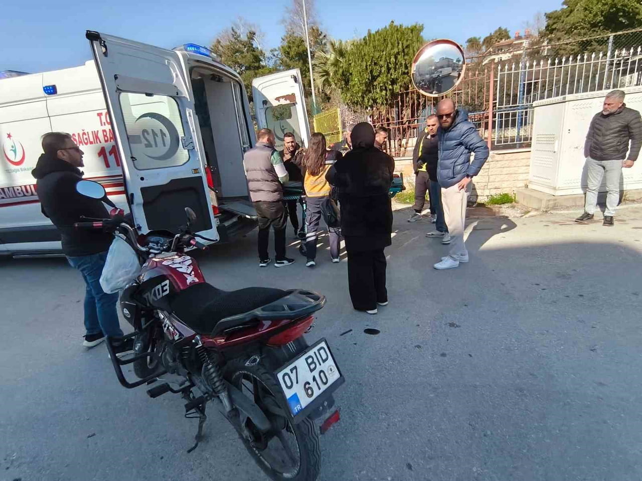 MANAVGAT İLÇESİNDE KAVŞAKTA KAPALI KASA KAMYONET İLE MOTOSİKLETİN ÇARPIŞMASI SONUCU MEYDANA GELEN...