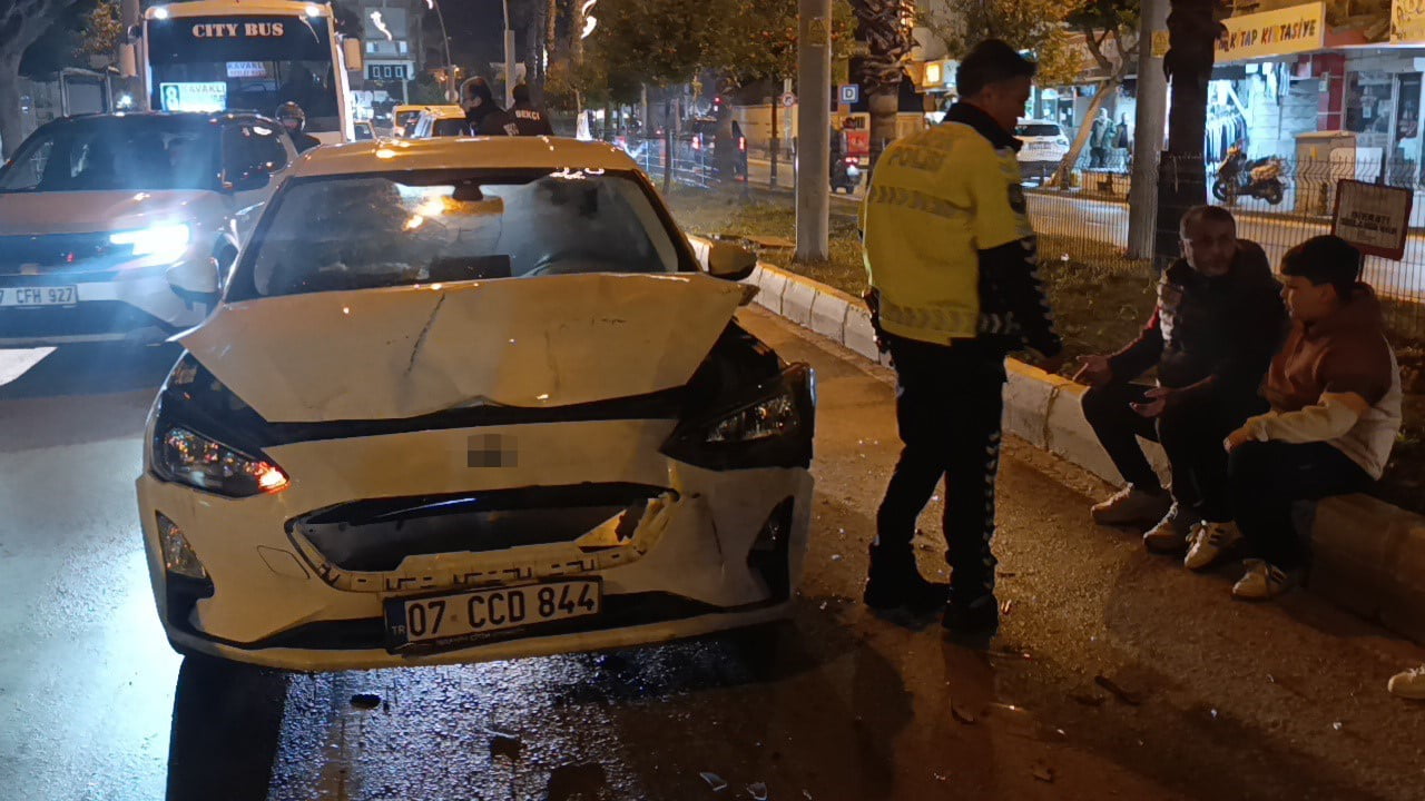 MANAVGAT İLÇESİNDE KIRMIZI IŞIKTA BEKLEYEN ARAÇLARA OTOMOBİLİN ÇARPMASI SONUCU MEYDANA GELEN 3...