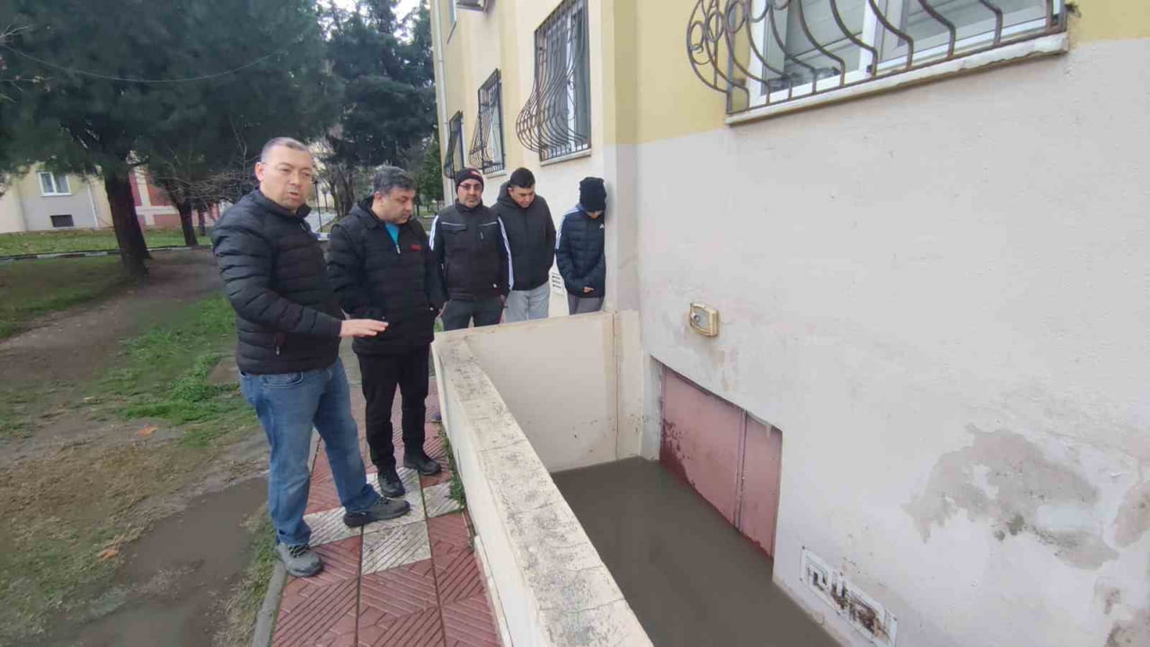 MANİSA'DA SABAH SAATLERİNDE ETKİLİ OLAN ŞİDDETLİ FIRTINA VE SAĞANAK YAĞIŞ YUNUSEMRE İLÇESİNDE...