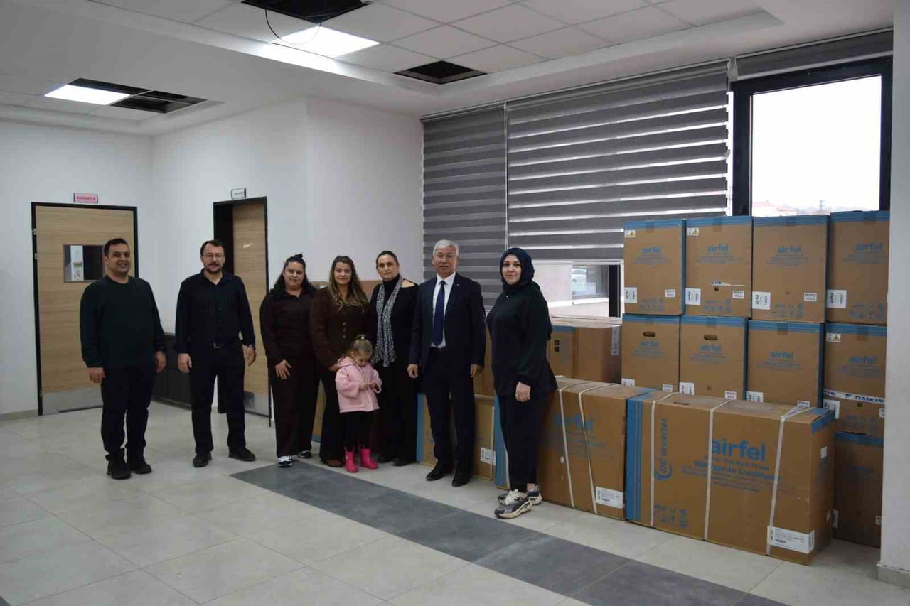 MANİSA'NIN SARIGÖL İLÇESİNDEKİ DÖRT EYLÜL İLKOKULU’NDA ÖĞRETMEN, VELİ VE HAYIRSEVERLERİN ÖRNEK...