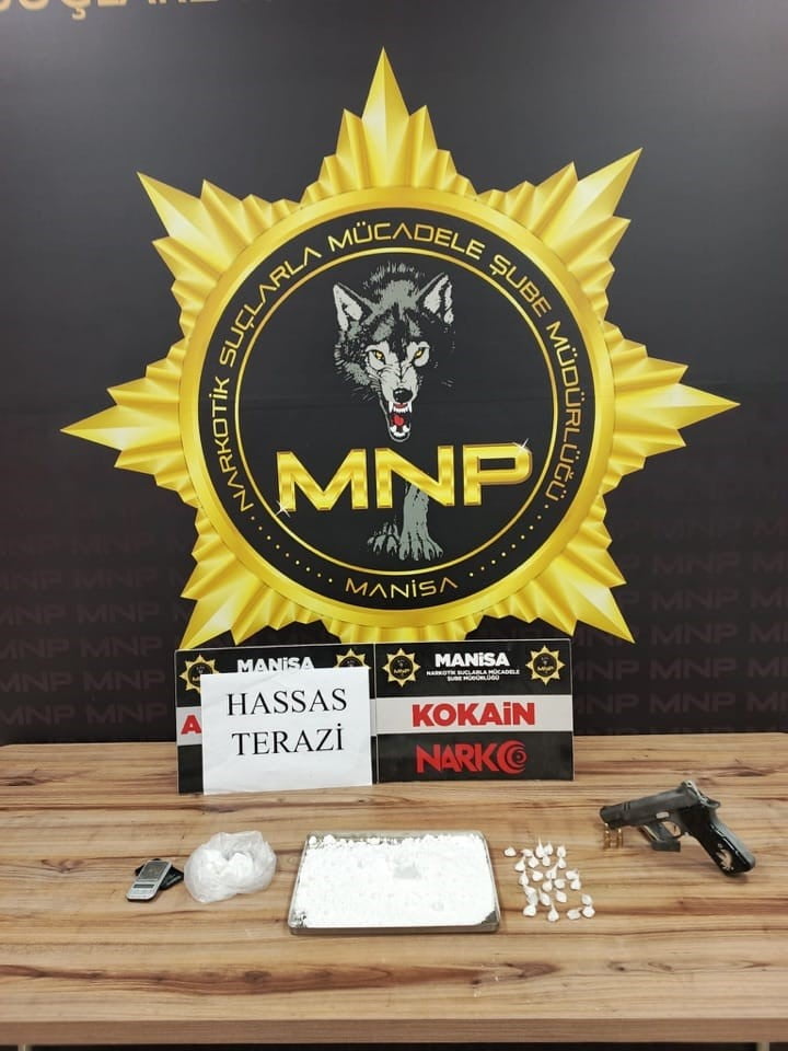 MANİSA'NIN SOMA İLÇESİNDE GERÇEKLEŞTİRİLEN UYUŞTURUCU OPERASYONUNDA BİNLERCE SENTETİK HAP VE...