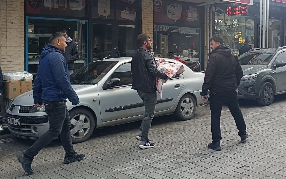MANİSA'NIN TURGUTLU İLÇESİNDE MEYDANA GELEN OLAYDA 3 AYLIK BEBEK Ş.A.Y.'IN UYUDUĞU YATAKTA ÖLÜ...