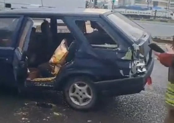 MANİSA'NIN TURGUTLU İLÇESİNDE, YOLCU OTOBÜSÜ İLE OTOMOBİLİN ÇARPIŞTIĞI KAZADA 2 KİŞİ...