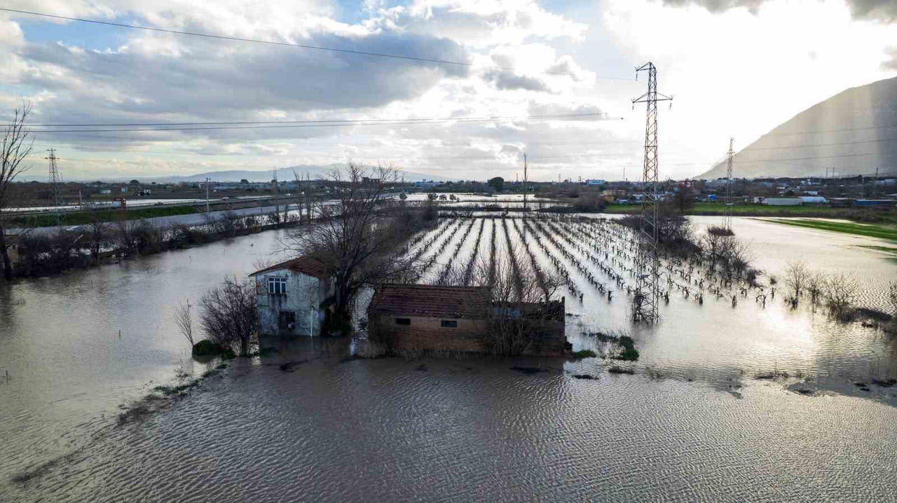 MANİSA’DA DÜN AKŞAM SAATLERİNDE BAŞLAYAN ŞİDDETLİ SAĞANAK YAĞIŞ HAYATI OLUMSUZ ETKİLERKEN, DERE VE...
