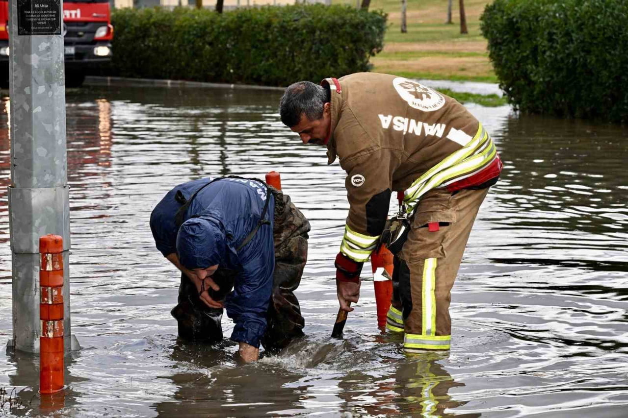 MANİSA’DA GECE SAATLERİNDE BAŞLAYAN FIRTINA VE ŞİDDETLİ SAĞANAK YAĞIŞA KARŞI MANİSA BÜYÜKŞEHİR...