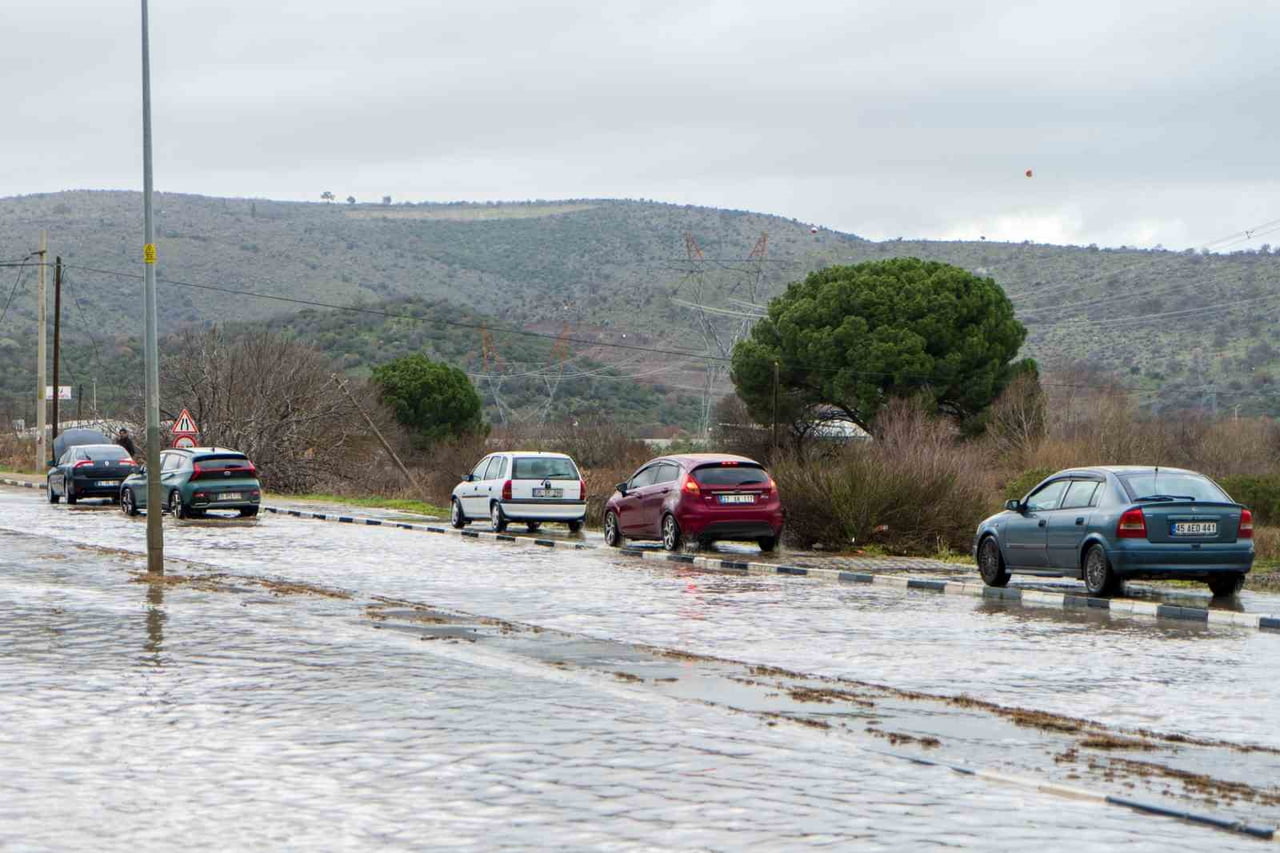 MANİSA’DA SABAH SAATLERİNDE BAŞLAYAN SAĞANAK YAĞIŞ NEDENİYLE BİR ÇOK NOKTADA SU TAŞKINLARI MEYDANA...