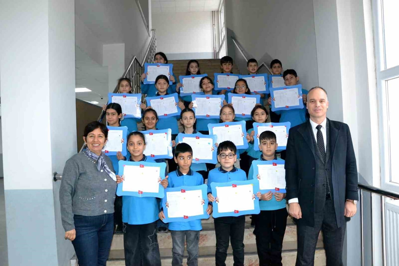 MANİSA GENELİNDE 2025-2026 EĞİTİM ÖĞRETİM YILI'NIN BİRİNCİ DÖNEMİ OKULLARDA DÜZENLENEN KARNE...