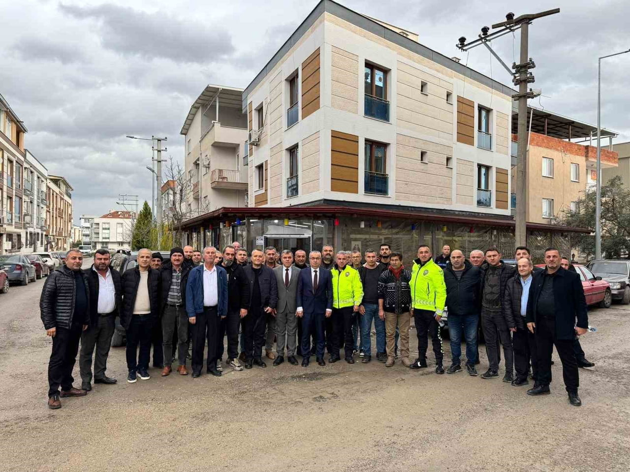 MANİSA KENT GENELİNDE ÖĞRENCİ VE PERSONEL TAŞIMACIĞILI YAPAN SERVİS SÜRÜCÜLERİYLE BİR ARAYA GELEN...