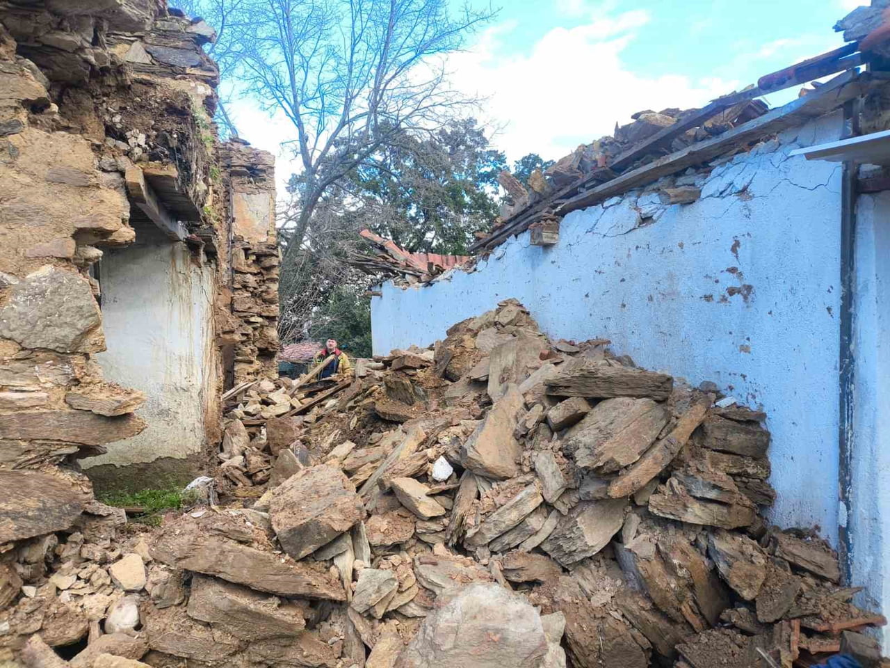 MANİSA’NIN AKHİSAR İLÇESİNE BAĞLI HACIAHMETLER MAHALLESİ’NDE TEK KATLI KERPİÇ EVİN ÇÖKMESİ SONUCU...