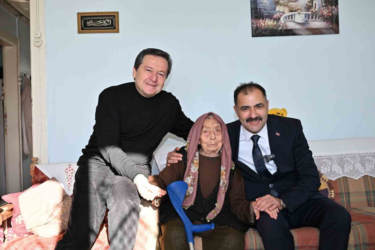 MANİSA’NIN DEMİRCİ İLÇESİNDE BELEDİYE BAŞKANI ERKAN KARA, MİRAÇ KANDİLİ DOLAYISIYLA İLÇEDE YAŞAYAN...