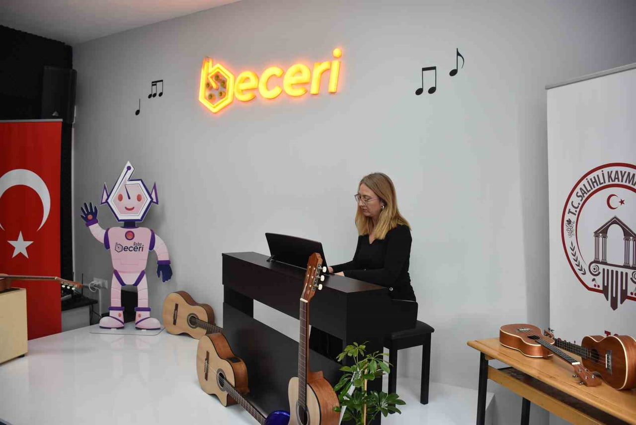 MANİSA’NIN SALİHLİ İLÇE KAYMAKAMI ALİ GÜLDOĞAN ÖNCÜLÜĞÜNDE YÜRÜTÜLEN SALİHLİ EĞİTİME DESTEK...