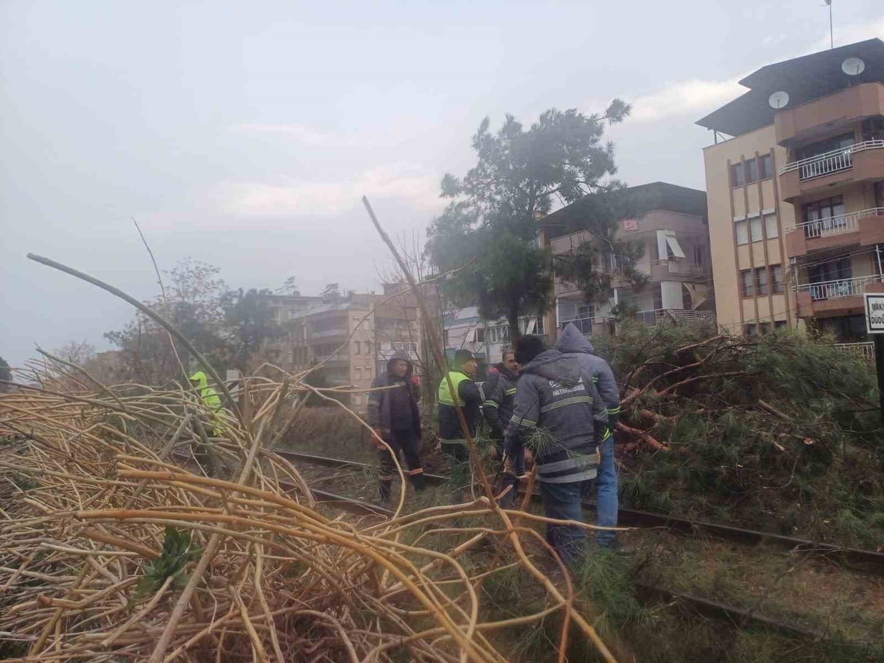 MANİSA’NIN SALİHLİ İLÇESİ ADETA FIRTINA FELAKETİ YAŞADI. ETKİLİ OLAN FIRTINA NEDENİYLE İLÇEDE ÇOK...